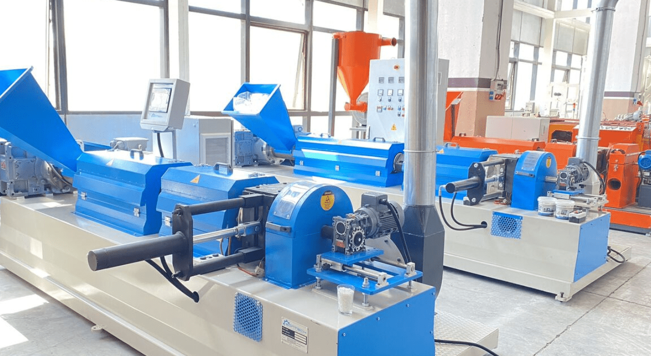 Which substances can be processed by Plastic Crushing Machines?